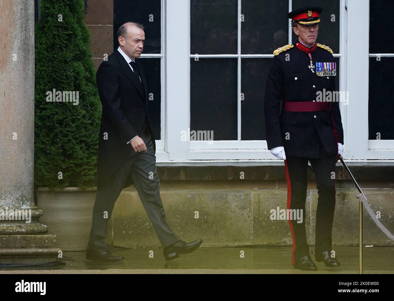 Der nordirische Außenminister Chris Heaton-Harris (links) und Brigadier James Senior, Kommandant der 38 (irischen) Brigade, während einer Zeremonie zur Ausrufung des Beitritts im Hillsborough Castle, Co. Down, öffentlich König Charles III. Als neuen Monarchen proklamiert. Bilddatum: Sonntag, 11. September 2022. Stockfoto