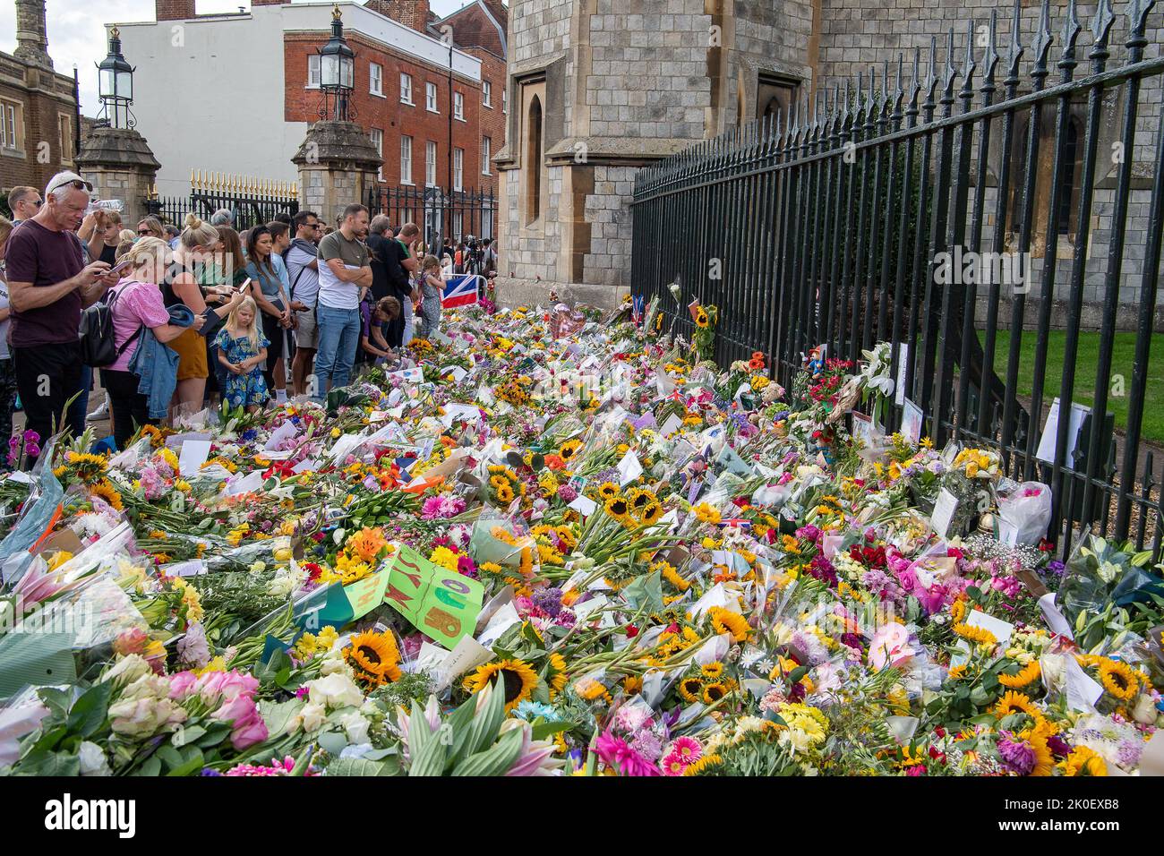 Windsor, Großbritannien. 11.. September 2022. Tausende von Menschen kamen heute in die Stadt Windsor, um Blumen als Zeichen des Respekts nach dem Tod Ihrer Majestät der Königin zu legen. Der lange Weg bis zu den Windsor Castle Toren wurde heute in eine Richtung zurückgeführt, da es so viele Besucher gab. Früher am Tag der Himmelfahrt wurde vor dem Schloss Windsor die Ankündigung des neuen Königs Karl III. Gemacht. Quelle: Maureen McLean/Alamy Live News Stockfoto