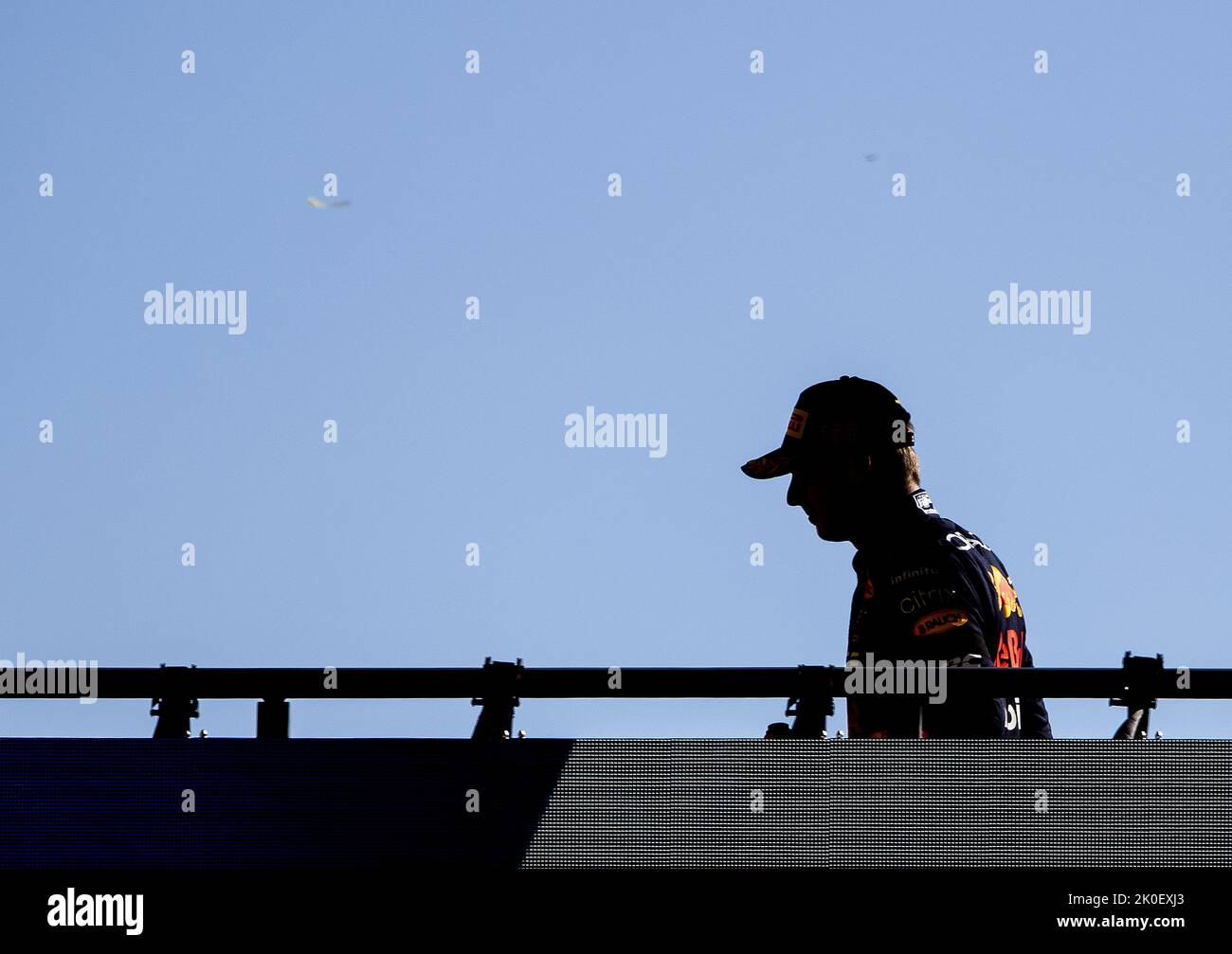 Monza, Italien. 11.. September 2022. MONZA - Max Verstappen (Oracle Red Bull Racing) tritt nach dem Grand Prix von Italien F1 auf dem Circuit de Monza in Monza, Italien, vom Podium. REMKO DE WAAL Kredit: ANP/Alamy Live News Stockfoto