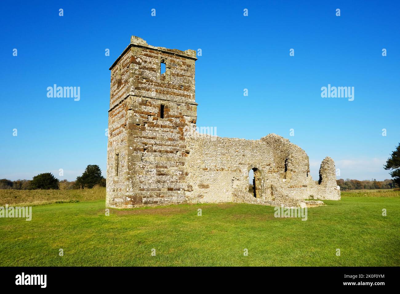 Die alte Kirche in Knowlton, erbaut in einem neolithischen Henge, Dorset, Großbritannien - John Gollop Stockfoto