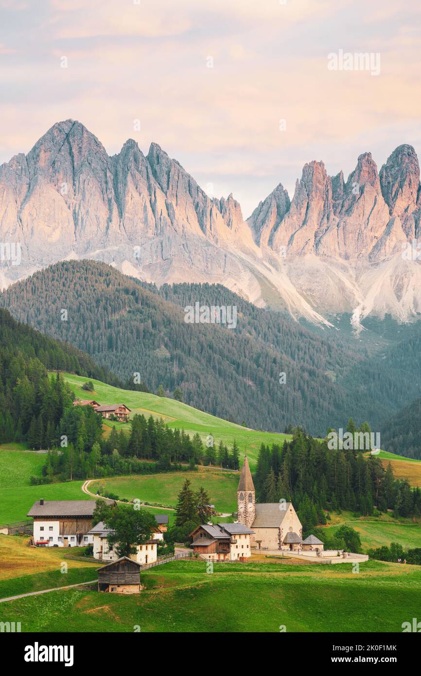 Atemberaubende Aussicht auf das Villental (Val di Funes) mit der Kirche Santa Maddalena und der Bergkette des Naturparks Puez Geisler in der Ferne Stockfoto