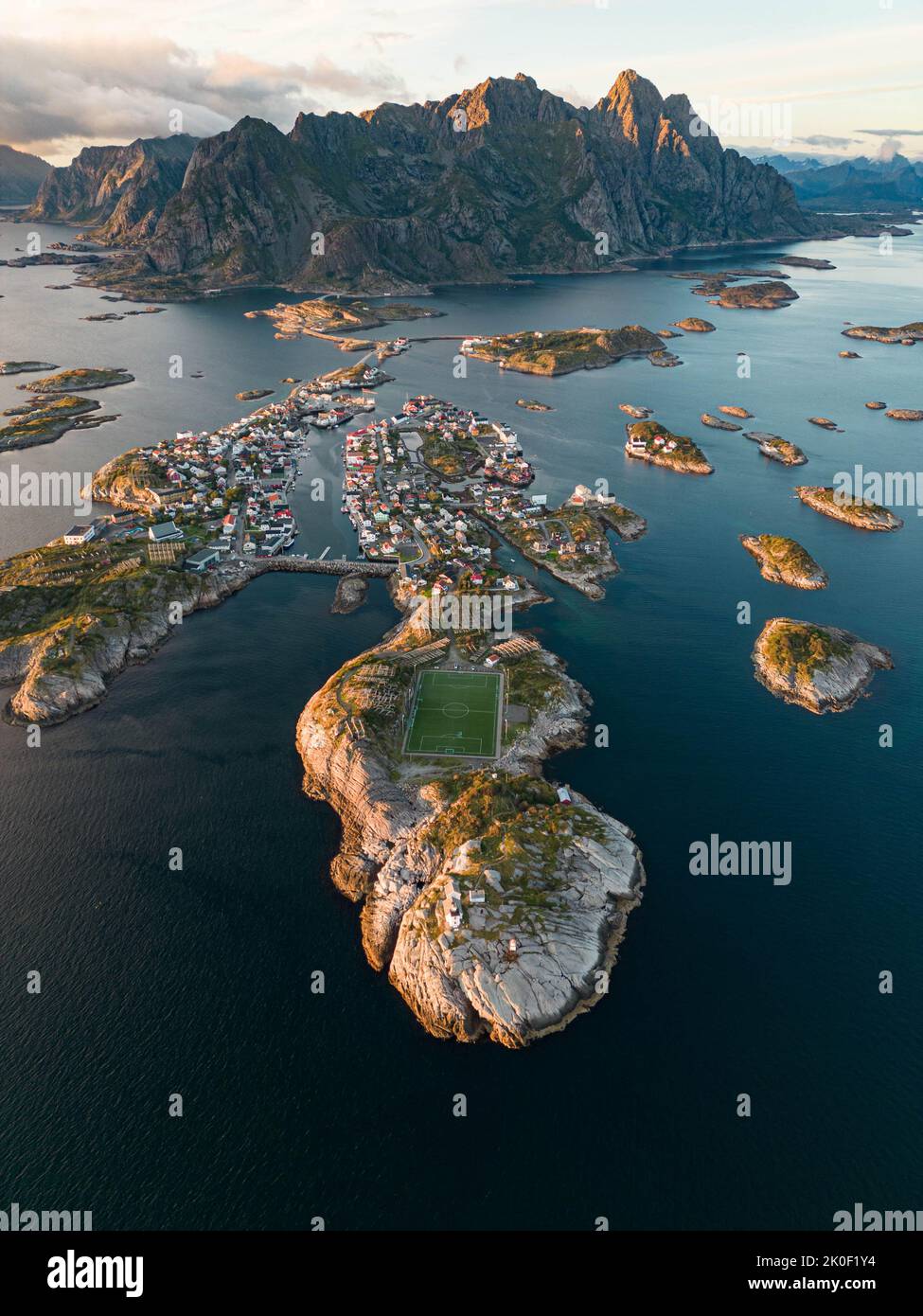 Luftaufnahme von Henningsvaer in Lofoten, Norwegen Stockfoto