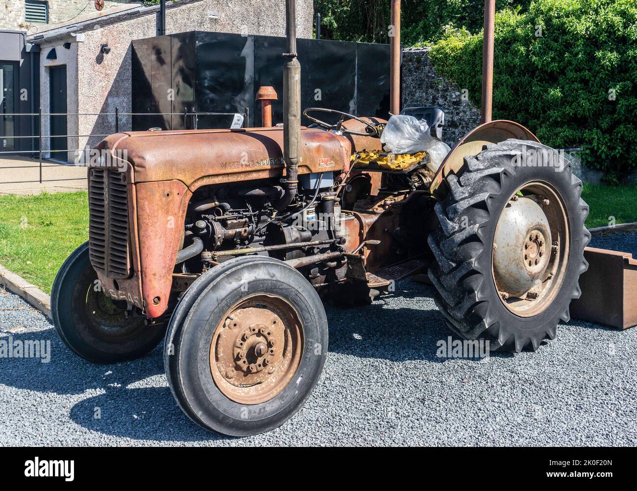 Ein alter Massey Ferguson Traktor, der noch in Betrieb ist, im Strokestown Park. County Roscommon, Irland. Stockfoto