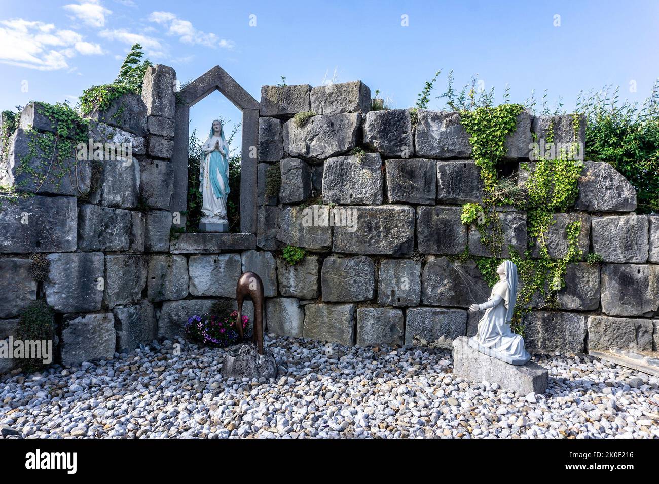 Die Grotte der Muttergottes im Dorf Tarmonbarry, Roscommon, Irland. Der Bildhauer Michael Casey wurde 2010 renoviert und wiedereröffnet. Stockfoto