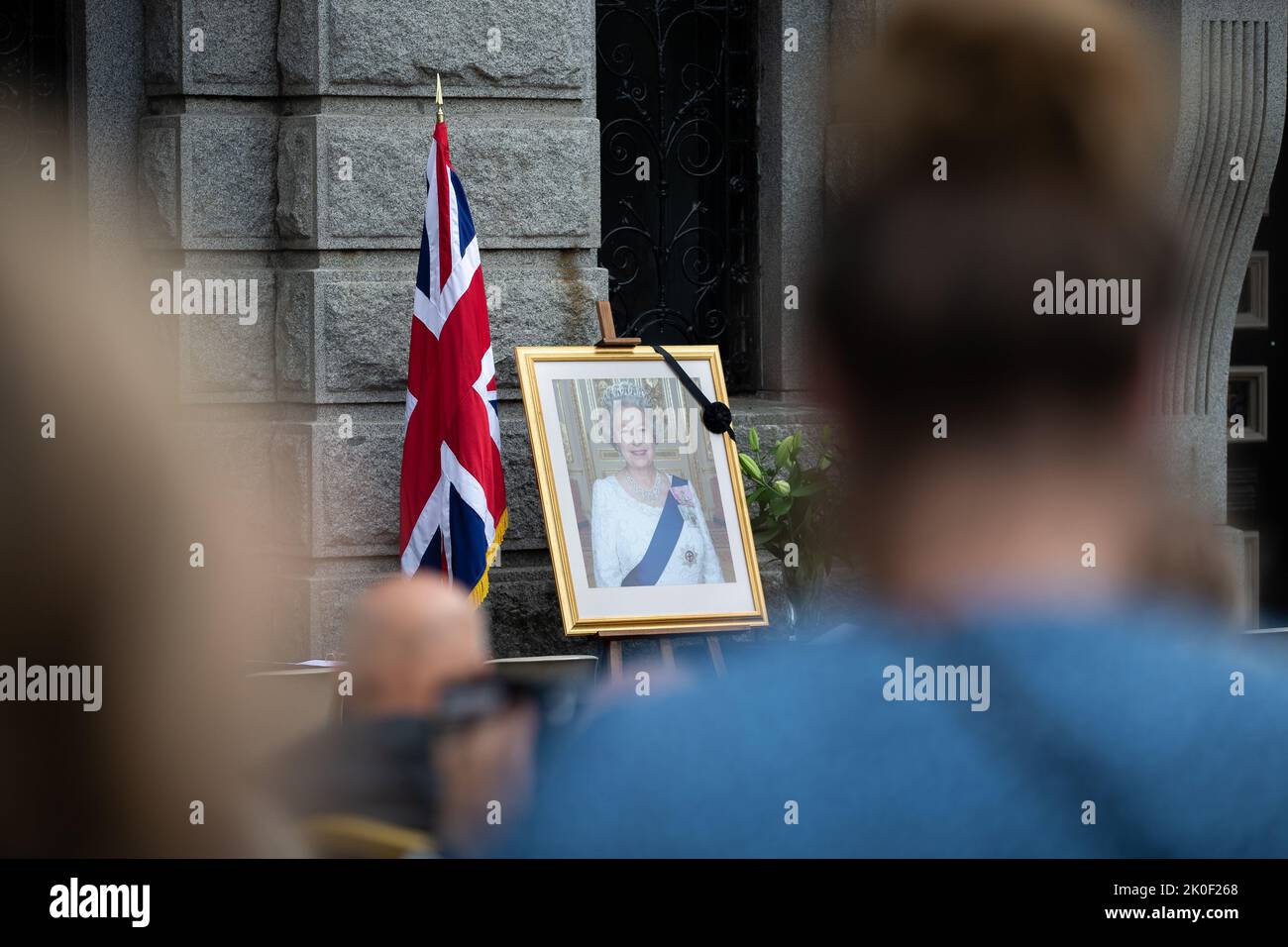 Ein gerahmtes Bild von Königin Elizabeth II. Während der Proklamation von König Charles III. Im Rathaus von Birkenhead, Birkenhead, Großbritannien, 11.. September 2022 (Foto von Phil Bryan/News Images) Stockfoto