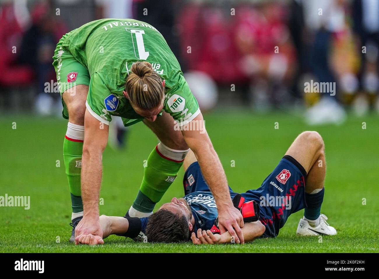ALKMAAR - (lr) FC Twente Torwart Lars Unnerstall, Ricky van Wolfswinkel vom FC Twente beim niederländischen Eredivisie-Spiel zwischen AZ Alkmaar und FC Twente am 11. September 2022 im AFAS-Stadion in Alkmaar, Niederlande. ANP ED DER POL Stockfoto
