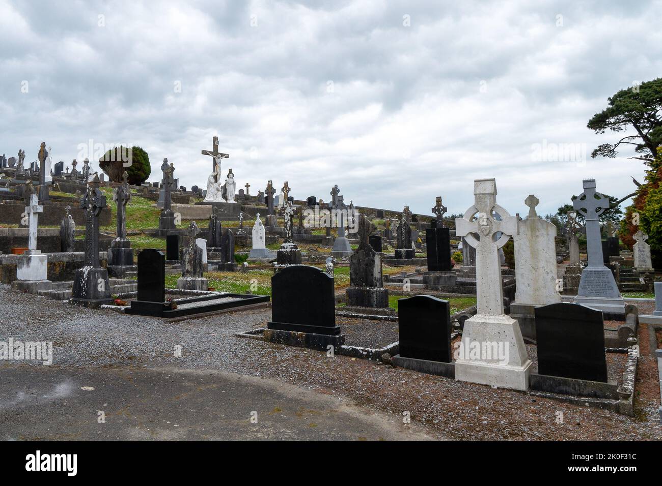 West Cork, Irland, 2. Mai 2022. Ein alter katholischer Friedhof an einem bewölkten Frühlingstag. Steingrabsteine. Friedhof von Darrara in Cork County of Ireland. Hea Stockfoto