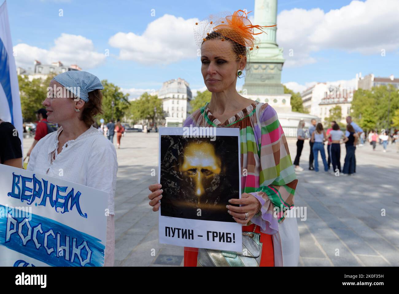 Auf den Ruf der "russie-libertés" hin fand auf dem Place de la Bastille eine Kundgebung russischer Bürger mit dem Motto statt, den Krieg in der Ukraine zu beenden Stockfoto