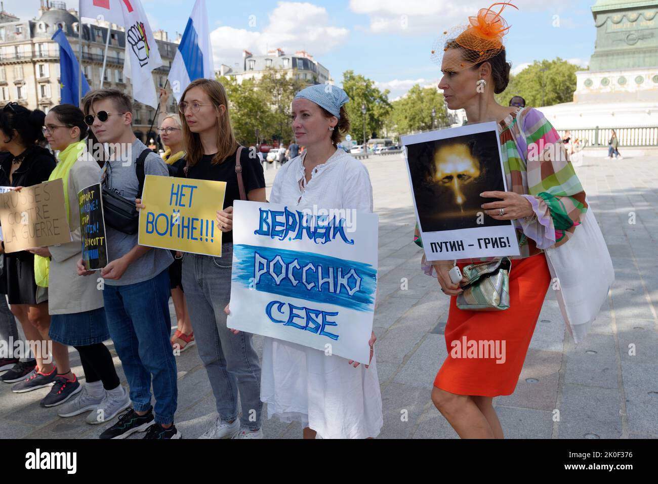 Auf den Ruf der "russie-libertés" hin fand auf dem Place de la Bastille eine Kundgebung russischer Bürger mit dem Motto statt, den Krieg in der Ukraine zu beenden Stockfoto