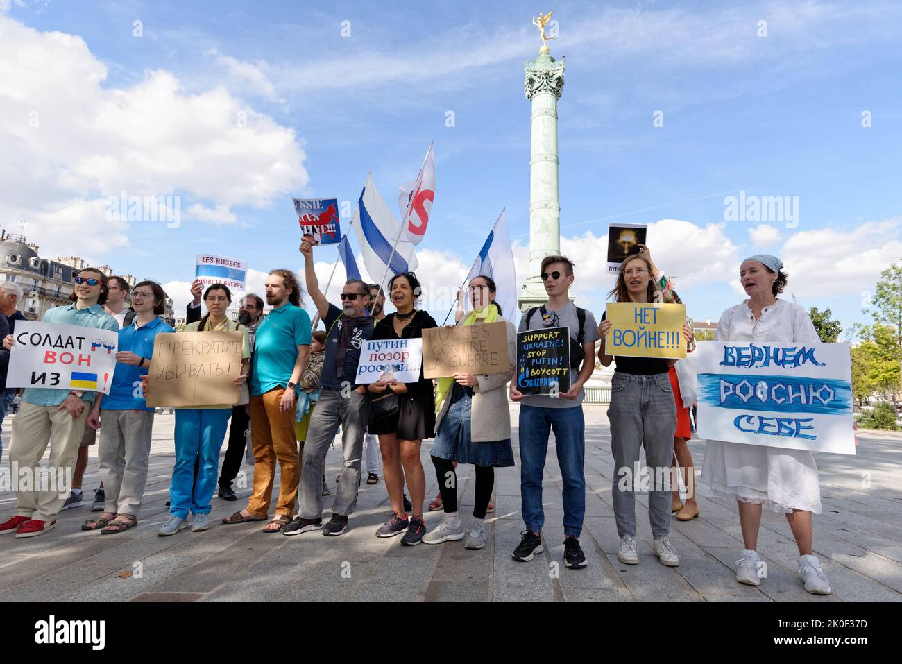 Auf den Ruf der "russie-libertés" hin fand auf dem Place de la Bastille eine Kundgebung russischer Bürger mit dem Motto statt, den Krieg in der Ukraine zu beenden Stockfoto