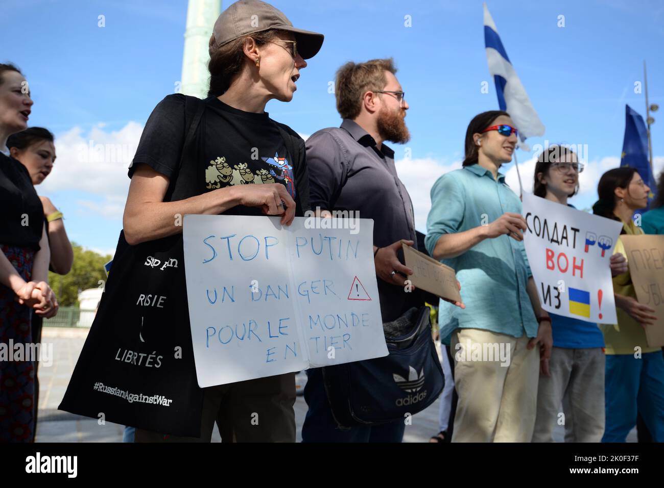 Auf den Ruf der "russie-libertés" hin fand auf dem Place de la Bastille eine Kundgebung russischer Bürger mit dem Motto statt, den Krieg in der Ukraine zu beenden Stockfoto