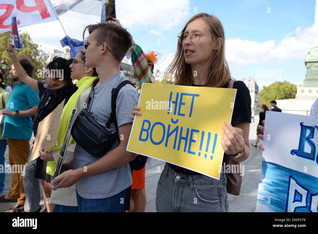 Auf den Ruf der "russie-libertés" hin fand auf dem Place de la Bastille eine Kundgebung russischer Bürger mit dem Motto statt, den Krieg in der Ukraine zu beenden Stockfoto