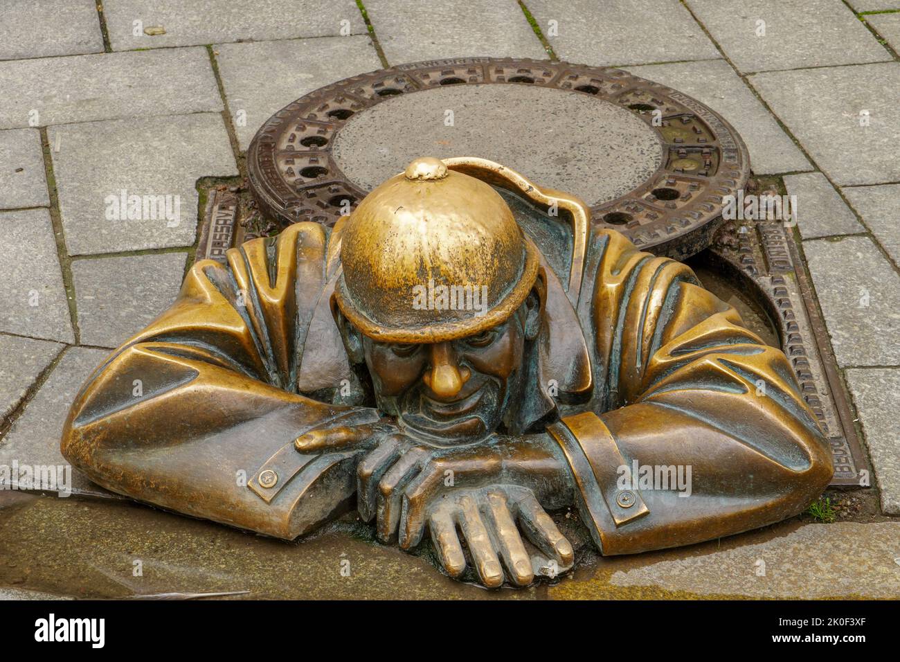 Bratislava, Slowakei - Aug 28, 2022:Čumil, ein Arbeiter, der aus einem Schacht im Zentrum von Bratislava guckt Stockfoto