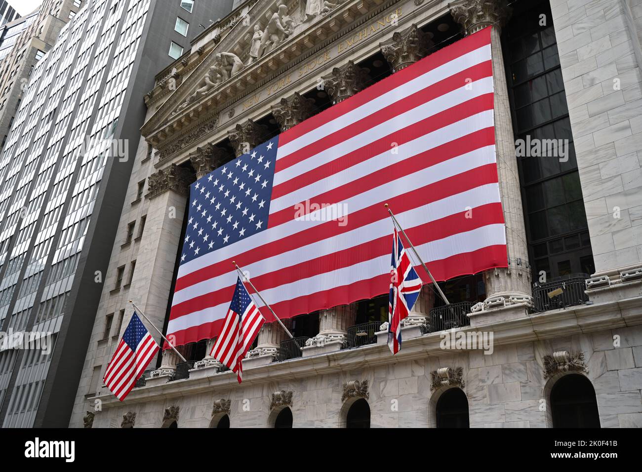 Die britische Flagge, die vor der New Yorker Börse (NYSE) zu Ehren der britischen Königin Elizabeth II. Am 11. September 2022 in New York gezeigt wurde. Stockfoto
