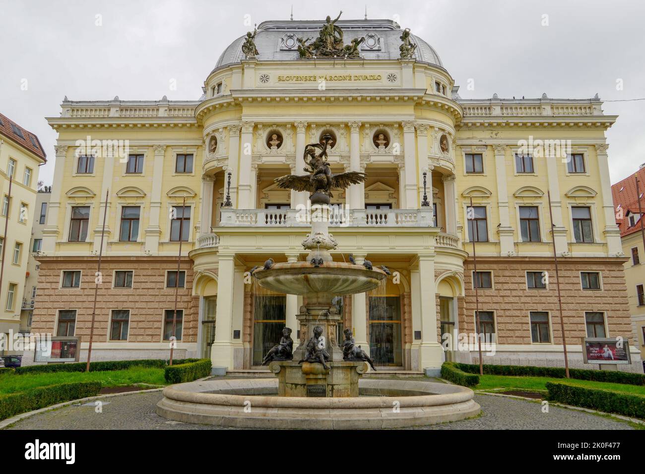 Bratislava, Slowakei - Aug 28, 2022:das Slowakische Nationaltheater ist eine der führenden slowakischen Kulturinstitutionen. Das Theater wurde im Jahr 1920 gegründet Stockfoto