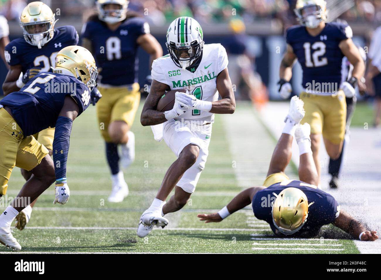 South Bend, Indiana, USA. 10. September 2022. Der Marshall-weite Empfänger Talik Keaton (1) läuft mit dem Ball nach dem Fang während des NCAA-Fußballspiels zwischen der Marshall Thundering Herde und der Notre Dame Fighting Irish im Notre Dame Stadium in South Bend, Indiana. Marshall besiegte Notre Dame 26-21. John Mersits/CSM/Alamy Live News Stockfoto