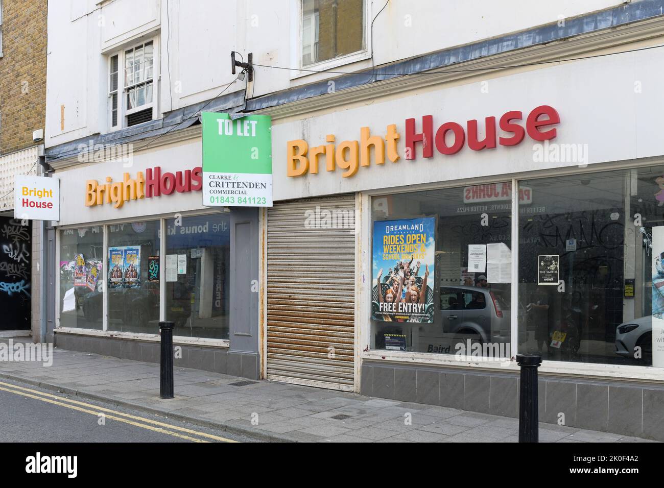 Geschlossenes Brighthouse-Geschäft mit zur Ausschilderung außerhalb, Margate, Kent, England, Großbritannien Stockfoto