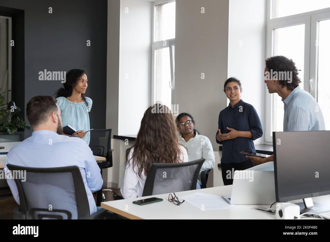 Ein junges multiethnisches Geschäftsteam, das im Büro Brainstorming abgibt Stockfoto