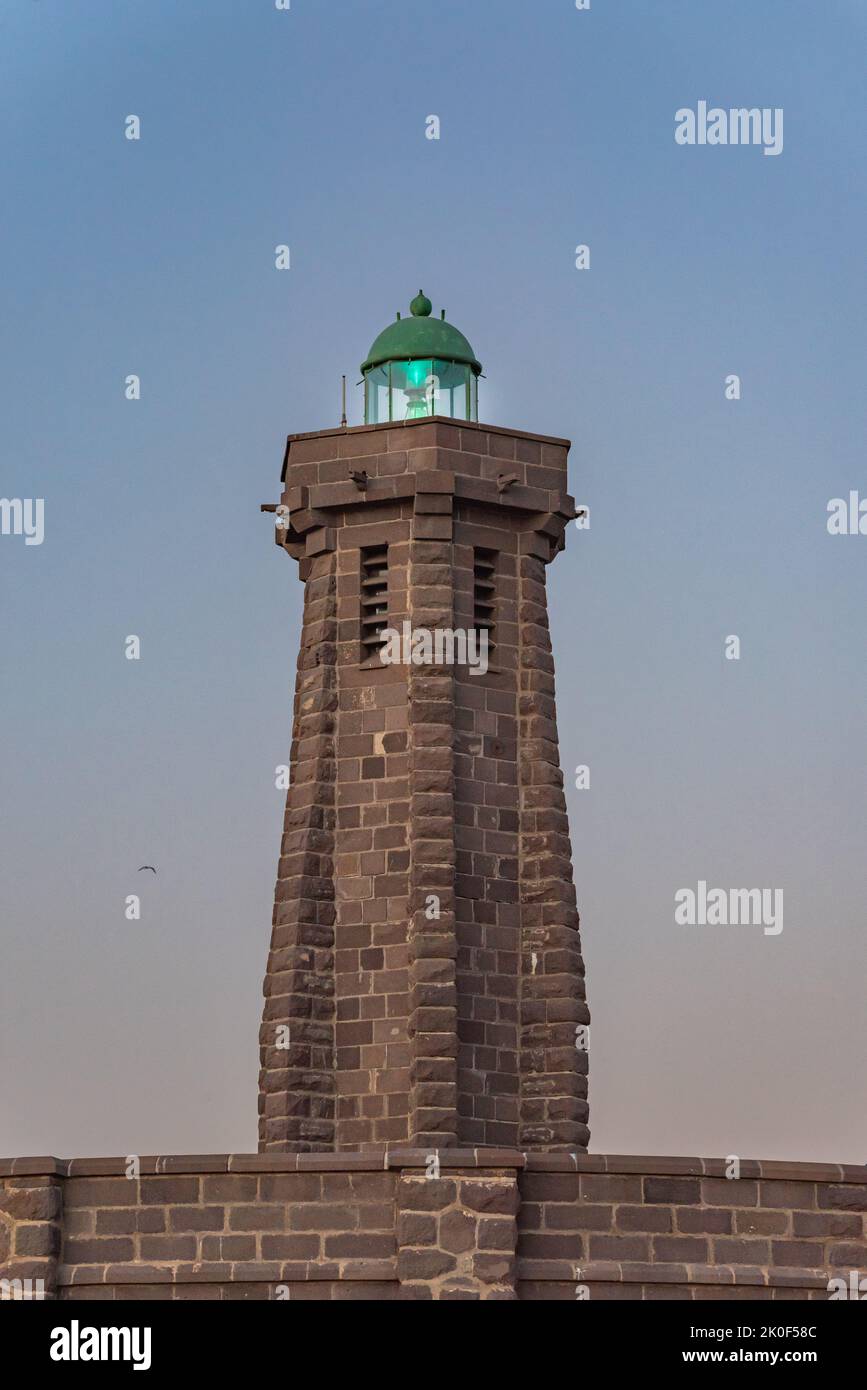 Kleiner Leuchtturm am Eingang zum Hafen von Melilla. Stockfoto