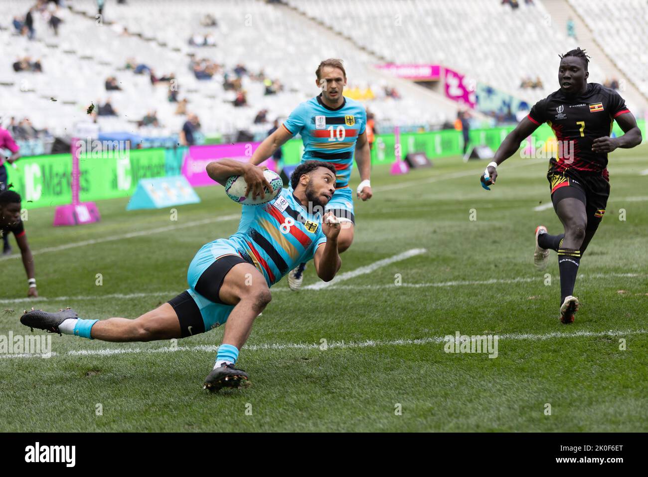 Kapstadt, Südafrika. 11. September 2022. Rugby: Finale im Bowl-Wettbewerb der Rugby-Weltmeisterschaft zwischen Deutschland und Uganda am 11. September 2022 in Kapstadt, Südafrika. Versuchen Sie es mit Ben Ellermann (Deutschland, 8), rechts ist Norbert Okeny (Uganda, 7) zu spät. Quelle: Jürgen Kessler/dpa/Alamy Live News Stockfoto