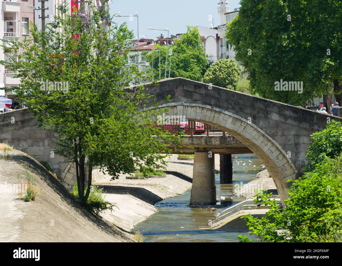 Ordu City, Türkei. 6. Juli 2021. Kemer Brücke. Stadtzentrum von Ordu. Die Brücke am Bulbul-Strom wurde zwischen 1890 und 1895 aus geschliffenem Stein gebaut. Stockfoto