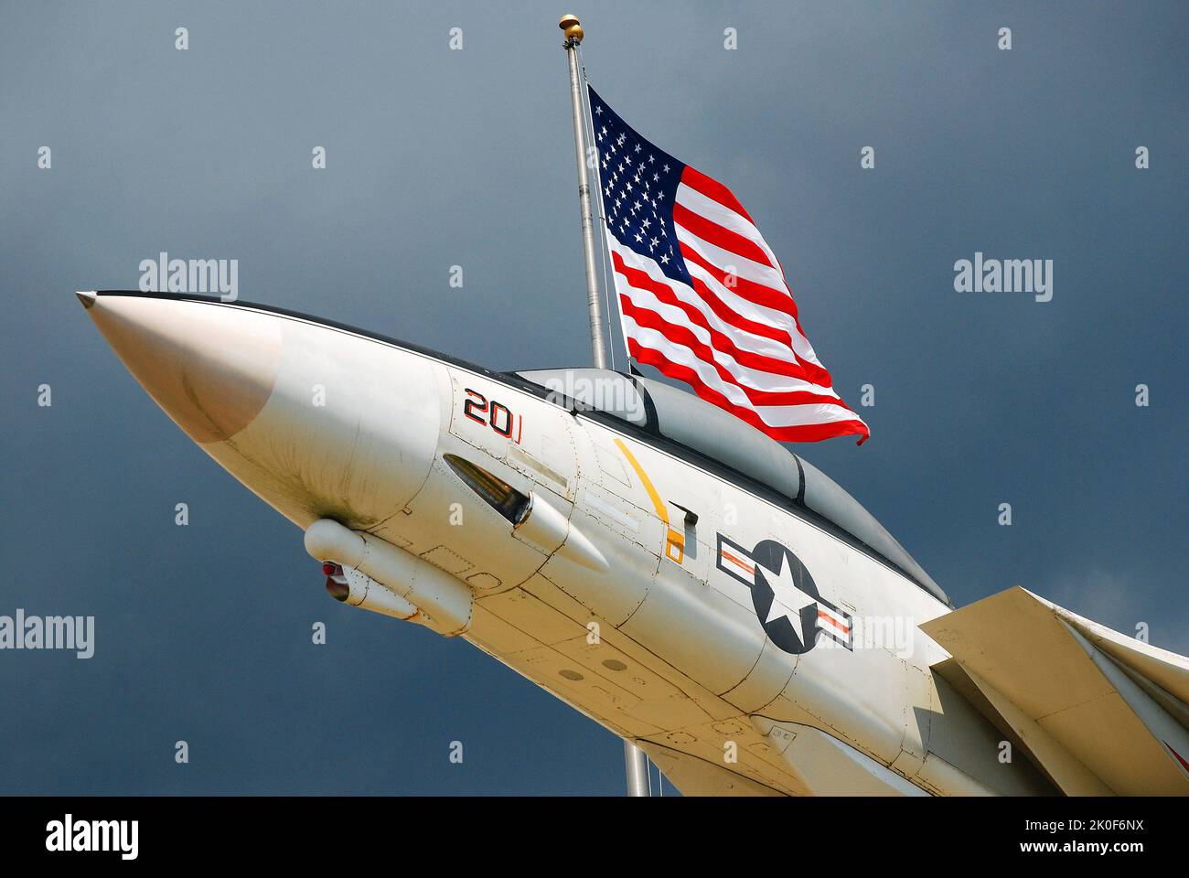 Ein amerikanischer Grumman F14 Tom Cat scheint mit einer amerikanischen Flagge am Eingang des National Museum of Naval Aviation in Pensacola, Florida, zu fliegen Stockfoto