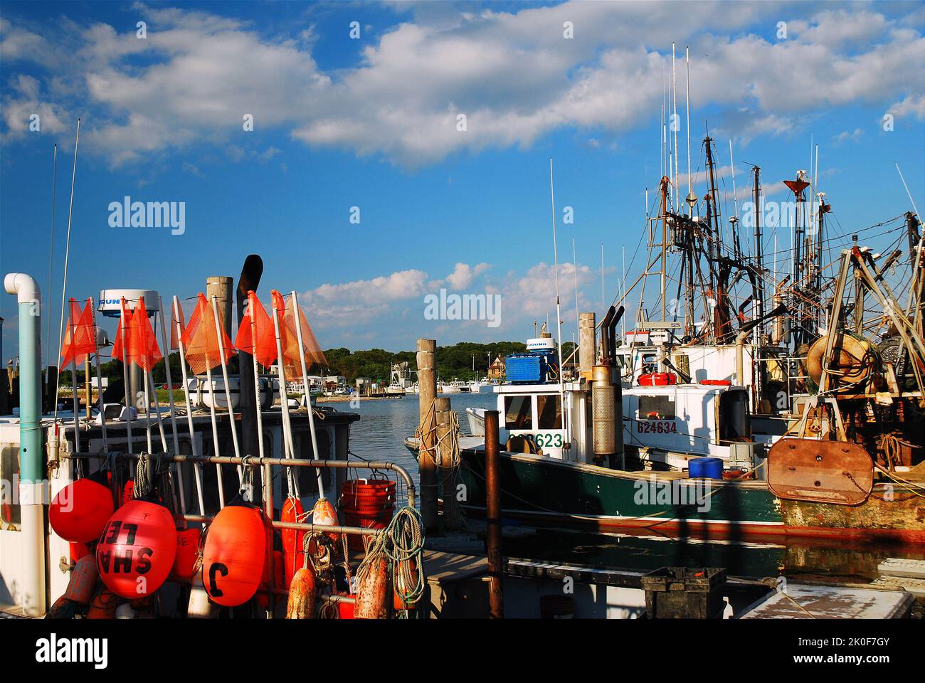 Die industrielle und kommerzielle Fischereiflotte ist an der Hafenmarina in Montauk, Long Island, New York, angedockt Stockfoto
