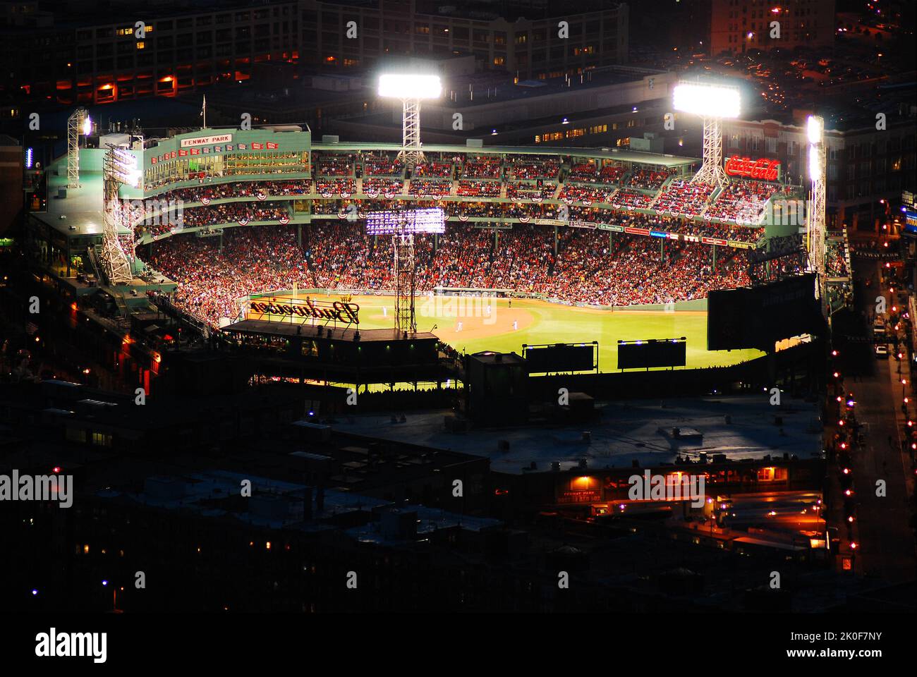 Der Fenway Park ist nachts beleuchtet, während eine große Menge das Baseballteam der Boston Red Sox anfeuert Stockfoto
