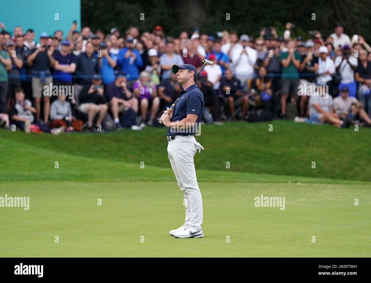 Rory McIlroy reagiert, nachdem er am vierten Tag der BMW PGA Championship im Wentworth Golf Club, Virginia Water, einen Play-off-Putt auf dem 18. Green knapp verpasst hatte. Bilddatum: Sonntag, 11. September 2022. Stockfoto