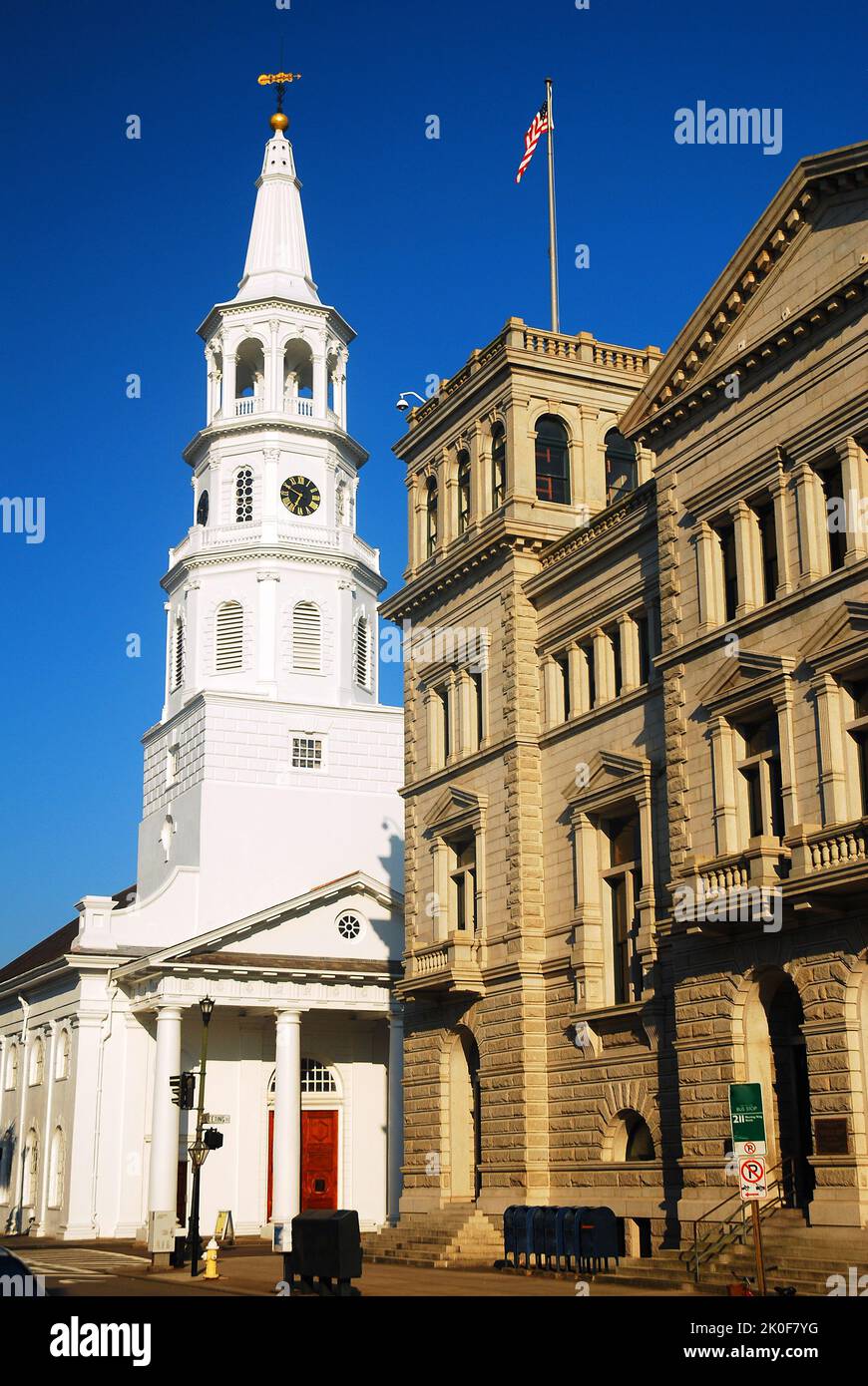 Die St. Michael's Church und das Federal Courthouse in Charleston, South Carolina, dienen als zwei der vier Ecken des Gesetzes Stockfoto