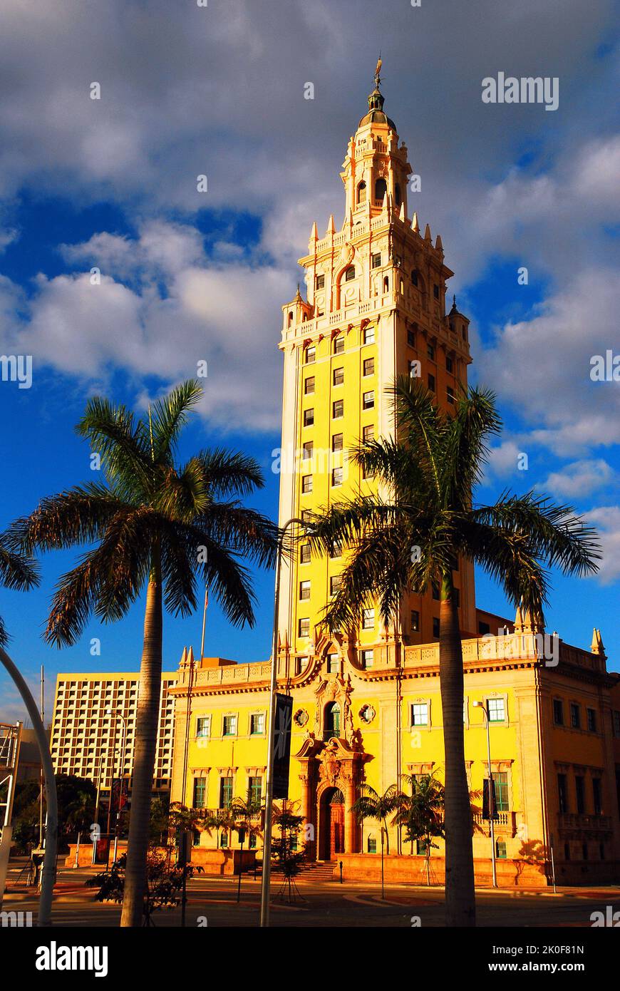 Der historische Freedom Tower steht an der Waterfront in Miami Florida Stockfoto