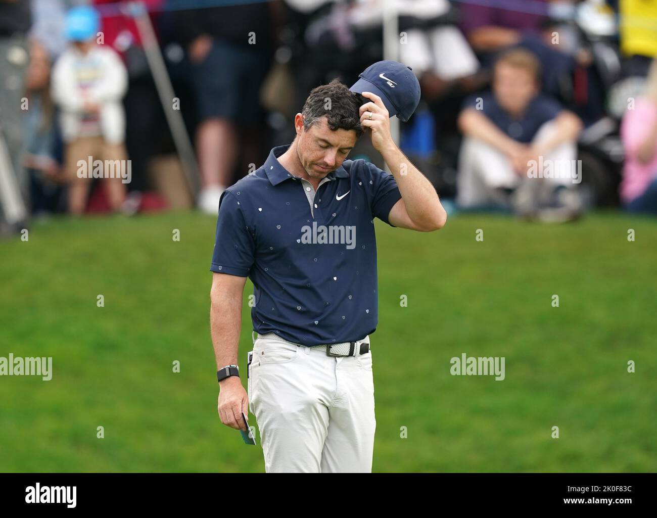 Rory McIlroy reagiert am vierten Tag der BMW PGA Championship im Wentworth Golf Club, Virginia Water, auf das Grün von 18.. Bilddatum: Sonntag, 11. September 2022. Stockfoto