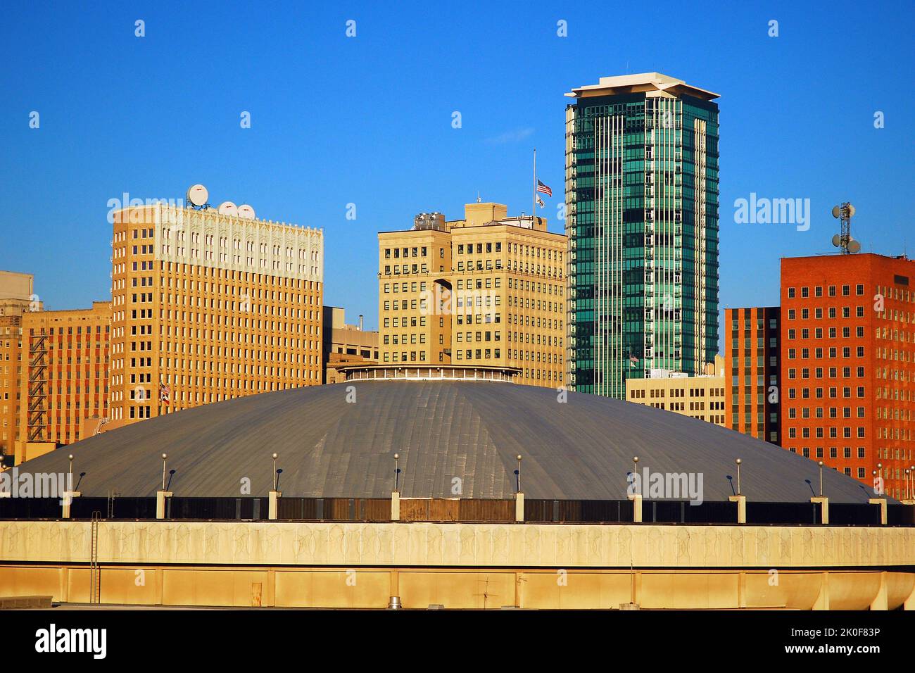 Die Skyline von Ft Worth, Texas, wächst hinter der Kuppel der Stadt mit dem Convention Center Stockfoto