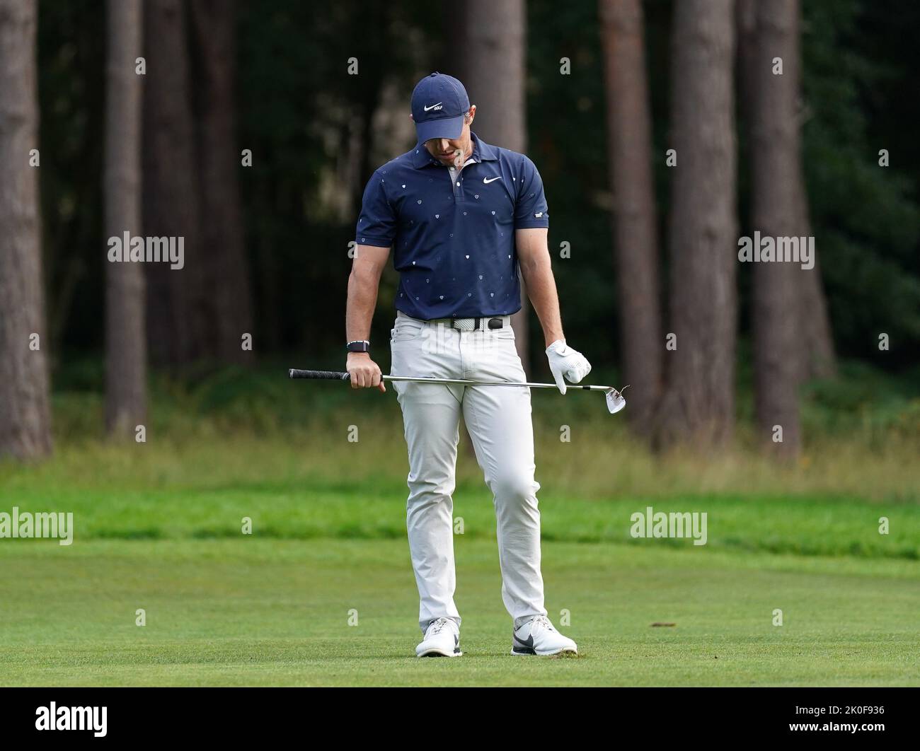 Rory McIlroy auf dem Fairway 13. während des vierten Tages der BMW PGA Championship im Wentworth Golf Club, Virginia Water. Bilddatum: Sonntag, 11. September 2022. Stockfoto