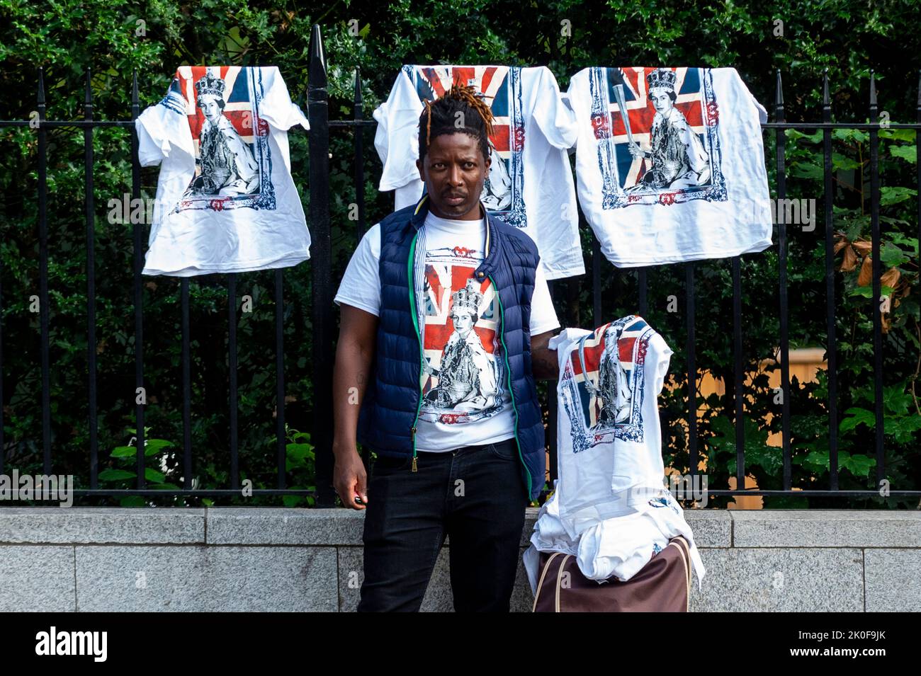 London, Großbritannien. 11. September 2022. Ein Mann neben Green Park, der T-Shirts verkauft, die ein Bild der verstorbenen Queen tragen. Königin Elizabeth II., die am längsten regierende Monarchin der britischen Geschichte, ist im Alter von 96 Jahren in Balmoral, Schottland, gestorben und ihr Sohn, der jetzt König Charles III. Genannt wird, ist ihr nachgefolgt. Kredit: Stephen Chung / Alamy Live Nachrichten Stockfoto