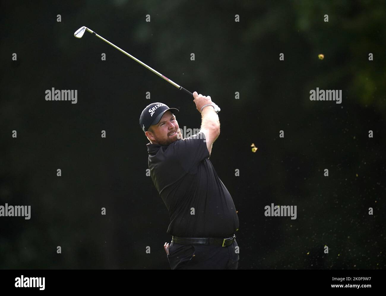 Shane Lowry spielt am vierten Tag der BMW PGA Championship im Wentworth Golf Club, Virginia Water, auf dem Fairway 17.. Bilddatum: Sonntag, 11. September 2022. Stockfoto
