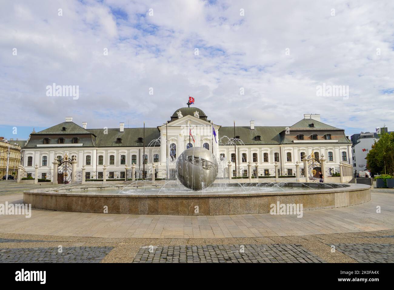 Bratislava, Slowakei - 30. Aug 2022:Grassalkovich Palace (Grasalkovicov Palac), Bratislava, Residenz des Präsidenten der Slowakei Stockfoto