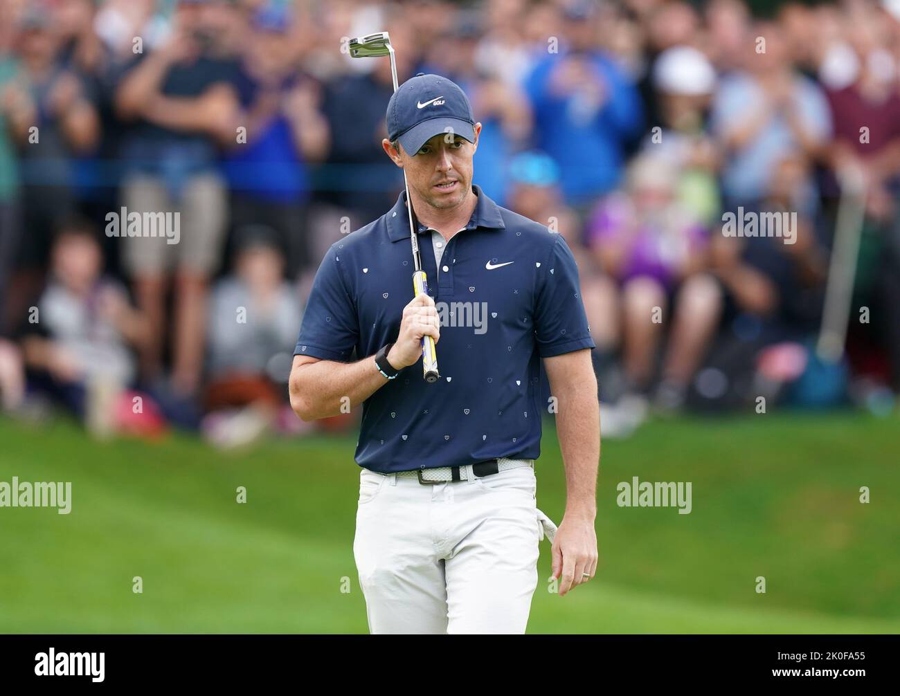 Rory McIlroy reagiert am vierten Tag der BMW PGA Championship im Wentworth Golf Club, Virginia Water, auf das Grün von 18.. Bilddatum: Sonntag, 11. September 2022. Stockfoto