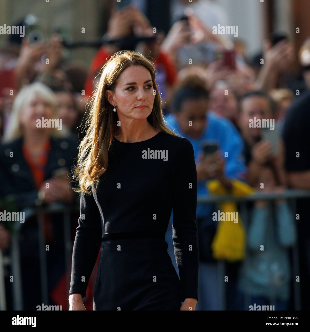 Catherine Princess of Wales sieht Blumen auf dem langen Spaziergang vor Windsor Castle, wo nach dem Tod Ihrer Majestät Ehrungen abgelegt wurden Stockfoto