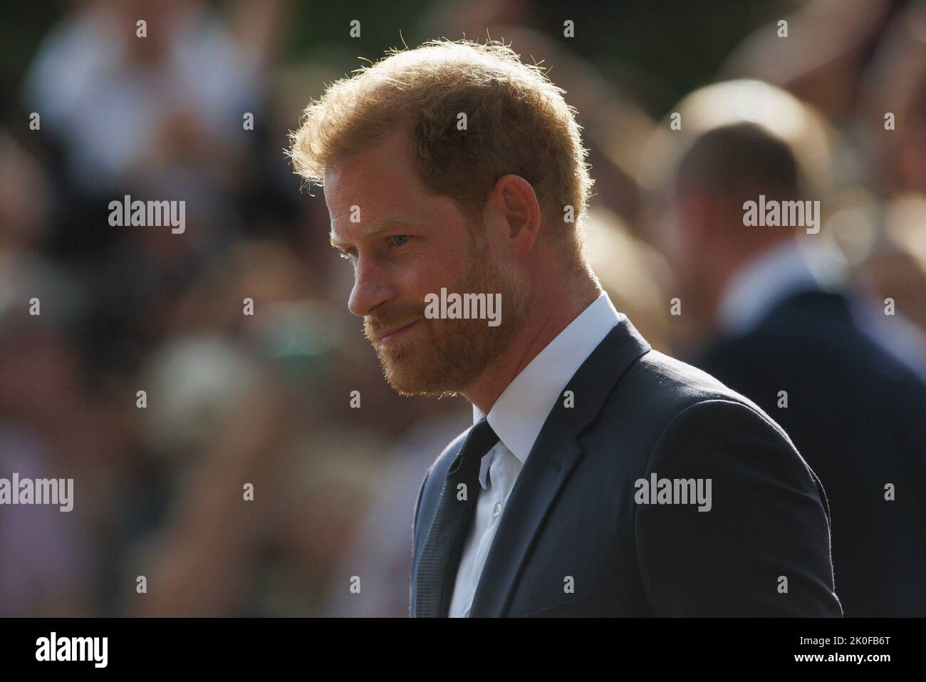Harry, Herzog von Sussex, blickt auf dem langen Spaziergang vor Windsor Castle auf Blumen, wo nach dem Tod Ihrer Majestät Königin Ehrungen abgelegt wurden Stockfoto