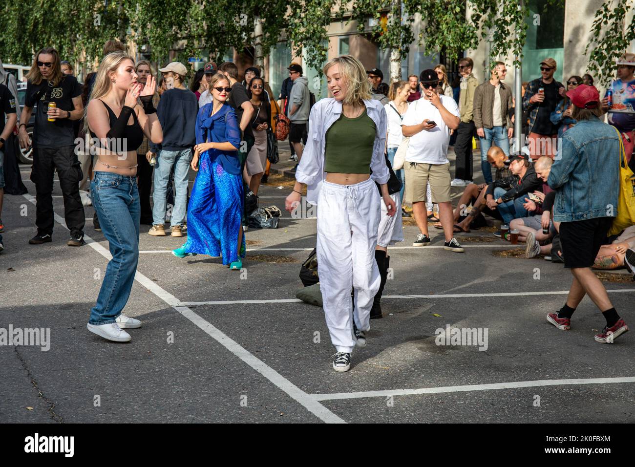 Junge Frauen oder Mädchen, die auf der Kallio Block Party 2022 im finnischen Alpila-Viertel auf der Straße tanzen Stockfoto