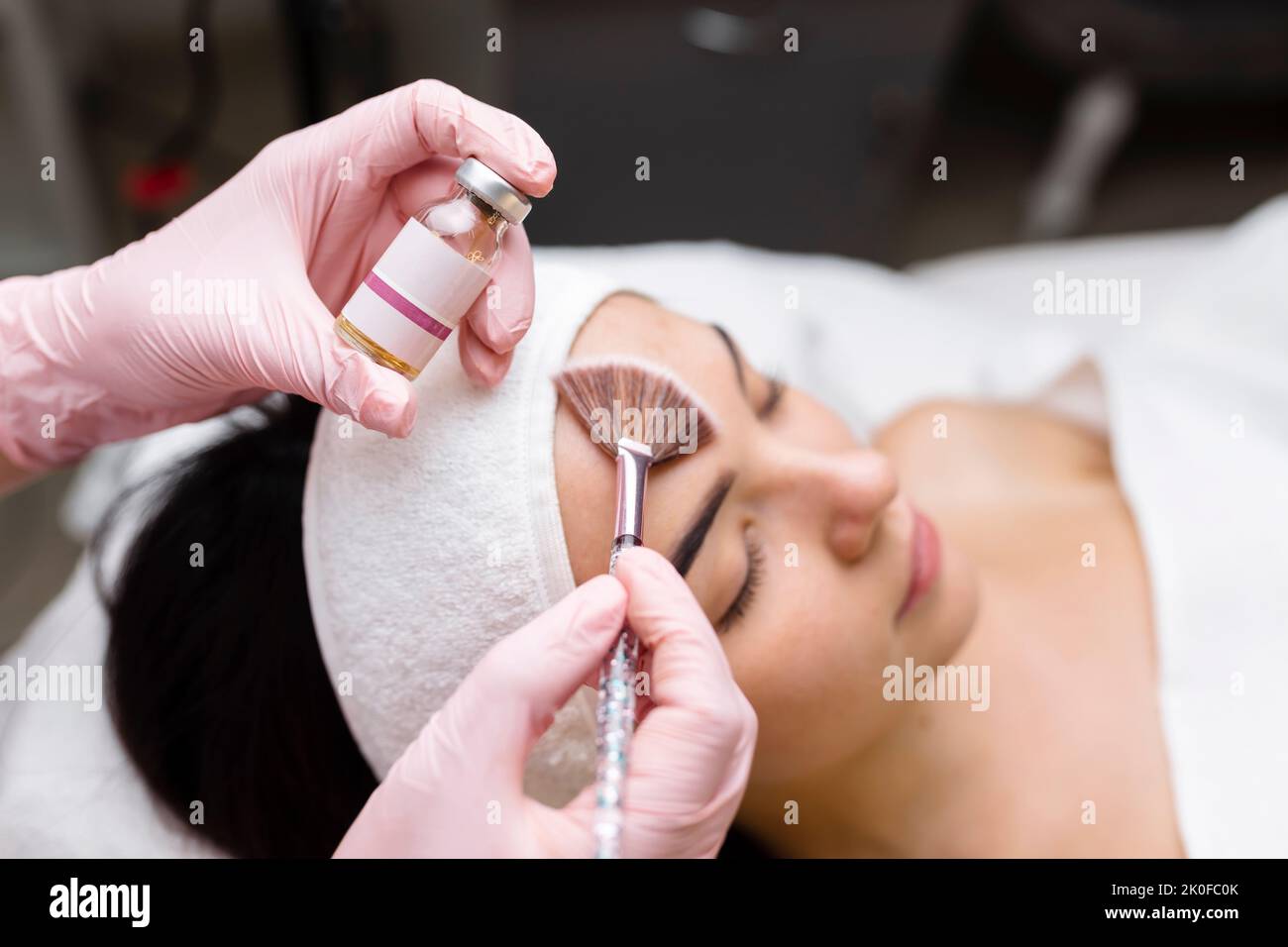 Chemische Peel Gesichtsbehandlung mit Retinol Serum. Stockfoto