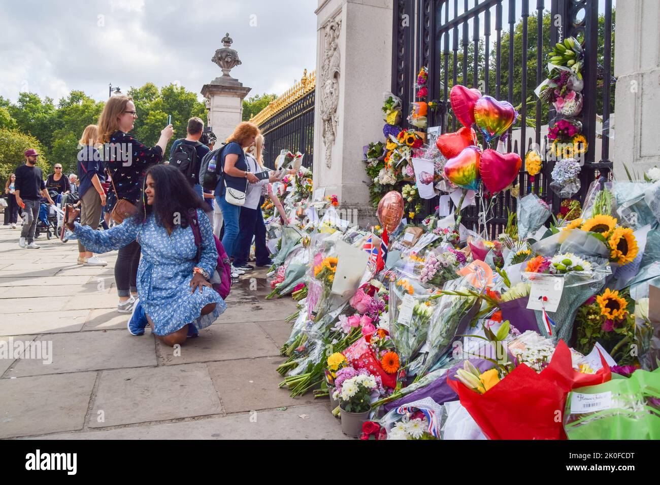 London, Großbritannien. 11. September 2022. Vor dem Buckingham Palace hinterlassen Menschen Blumen, während Tausende weiterhin eintreffen, um Königin Elizabeth II. Ihren Respekt zu erweisen Die Königin starb am 8.. September im Alter von 96 Jahren. (Foto: Vuk Valcic/SOPA Images/Sipa USA) Quelle: SIPA USA/Alamy Live News Stockfoto