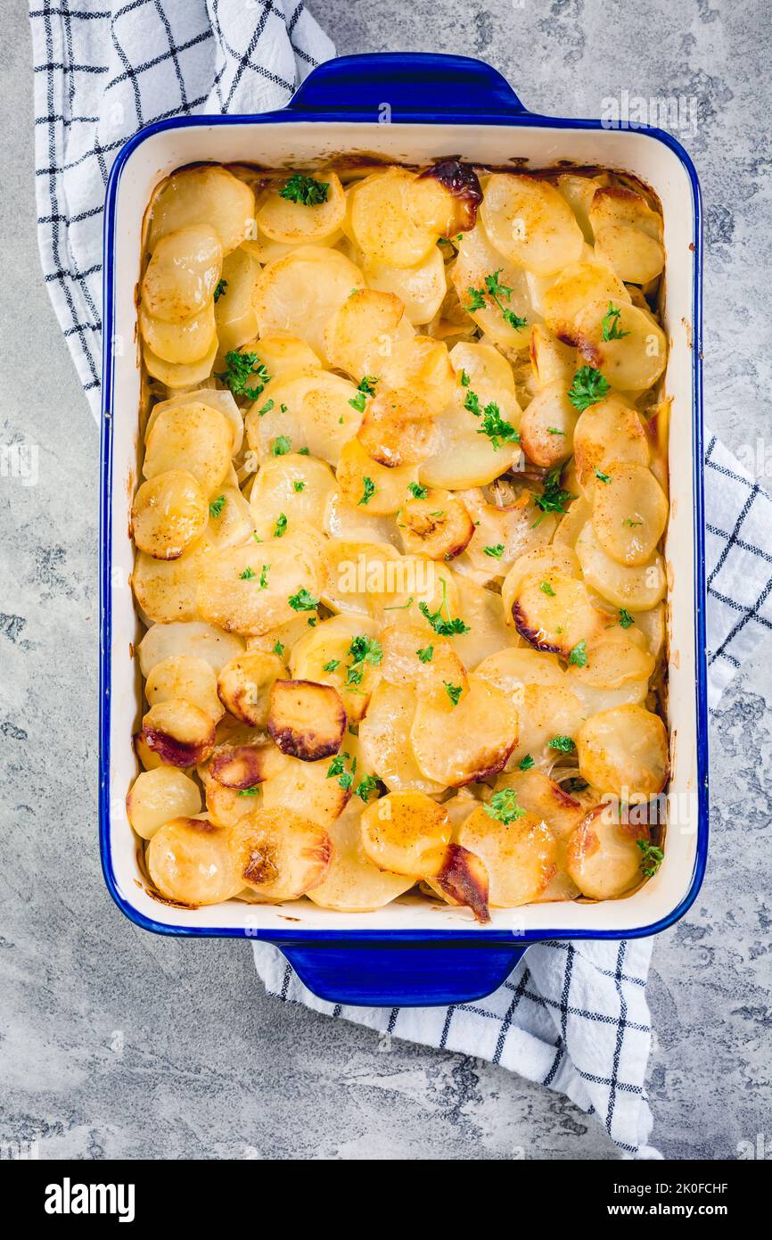 Kartoffelauflauf mit Zwiebeln und Eiern. Vegetarische Mahlzeit. Stockfoto