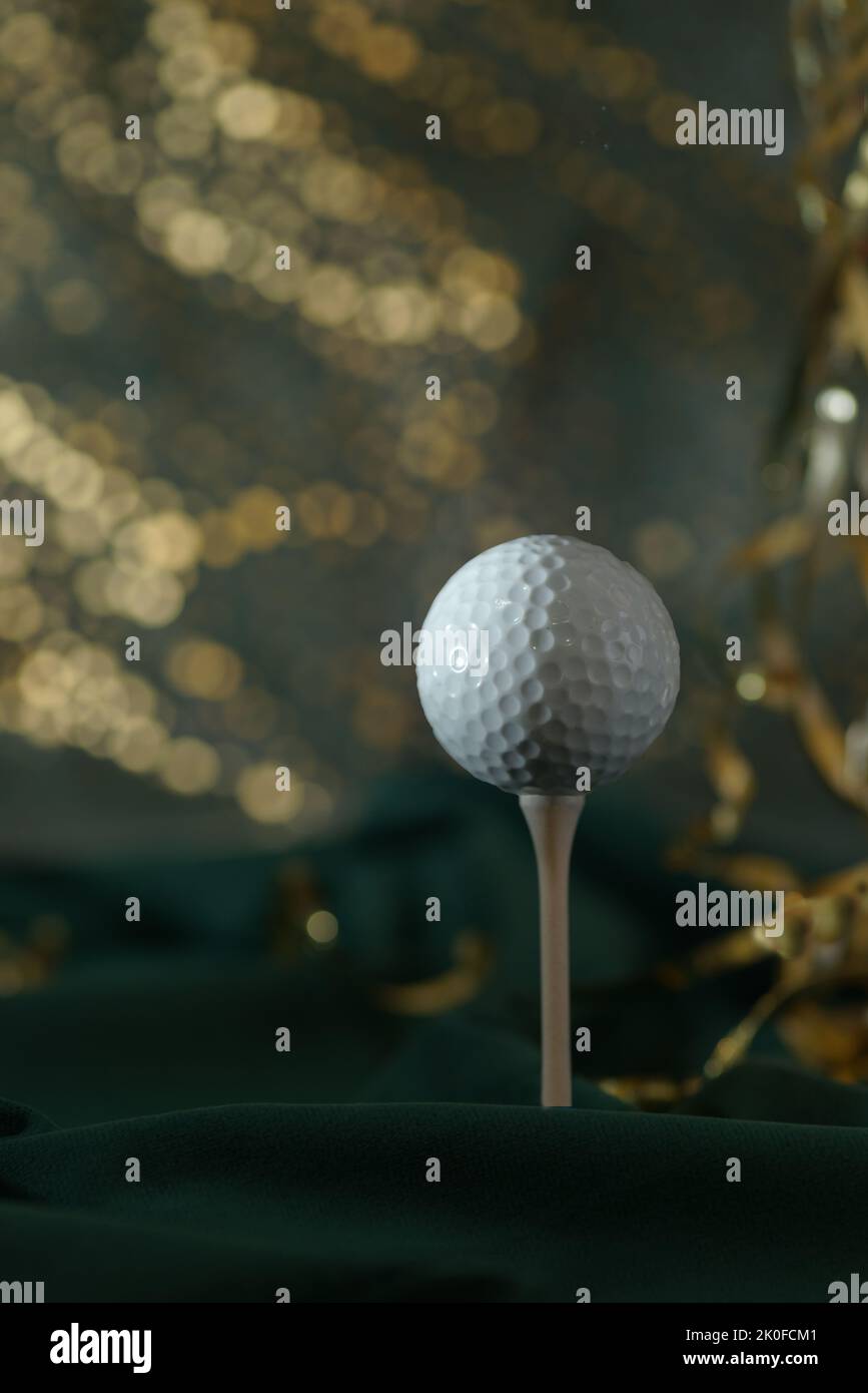 Nahaufnahme des Golfballs auf grünem abstraktem Hintergrund. Konzept der Neujahrskarte Stockfoto