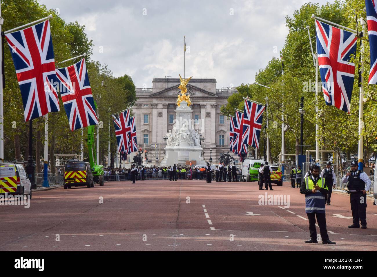 Nach dem Tod von Königin Elizabeth II. Wurden Union Jacks entlang der Mall installiert, die zum Buckingham Palace führt Die Königin starb am 8.. September im Alter von 96 Jahren. Stockfoto