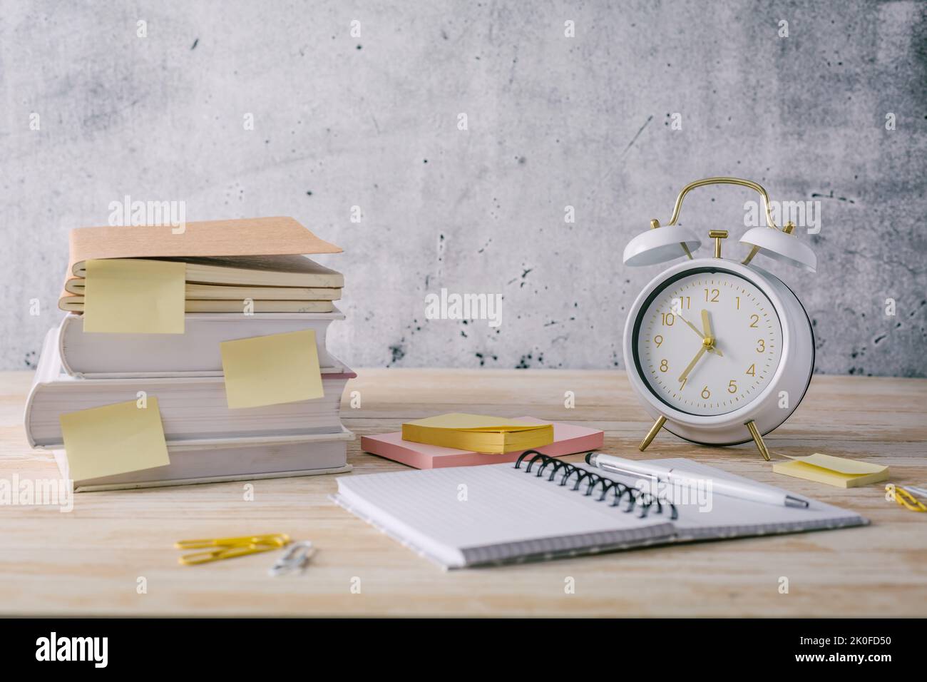 Konzept des Zeitmanagements für Büro und Schule. Bücher, Notizblöcke mit Aufklebern Stockfoto