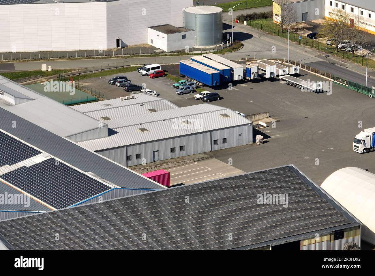 Luftaufnahme von blauen Photovoltaik-Solarmodulen, die auf dem Dach eines Industriegebäudes montiert sind, um ökologischen Ökostrom zu erzeugen. Produktion von Stockfoto