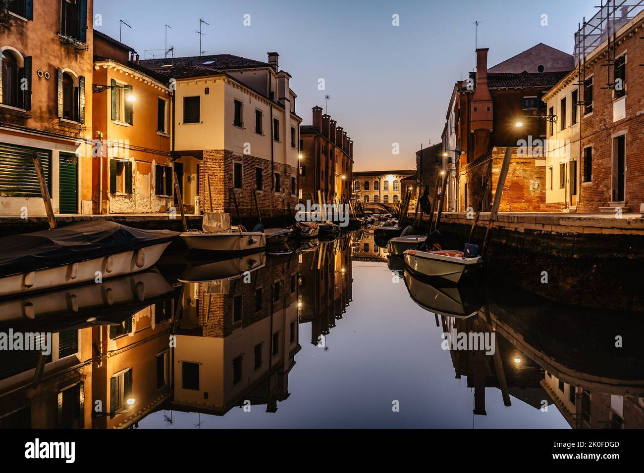 Wasserkanal in der Abenddämmerung, Venedig, Italien. Typischer Bootstransport, venezianische Reise städtische Szene. Wassertransport. Beliebtes Touristenziel. Romantische Ruhe Stockfoto