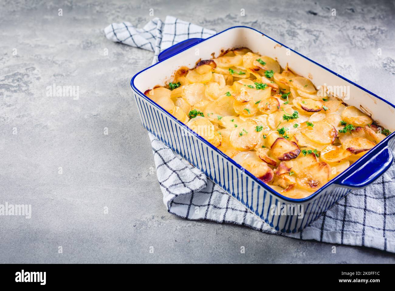 Kartoffelauflauf mit Zwiebeln und Eiern. Vegetarische Mahlzeit. Stockfoto